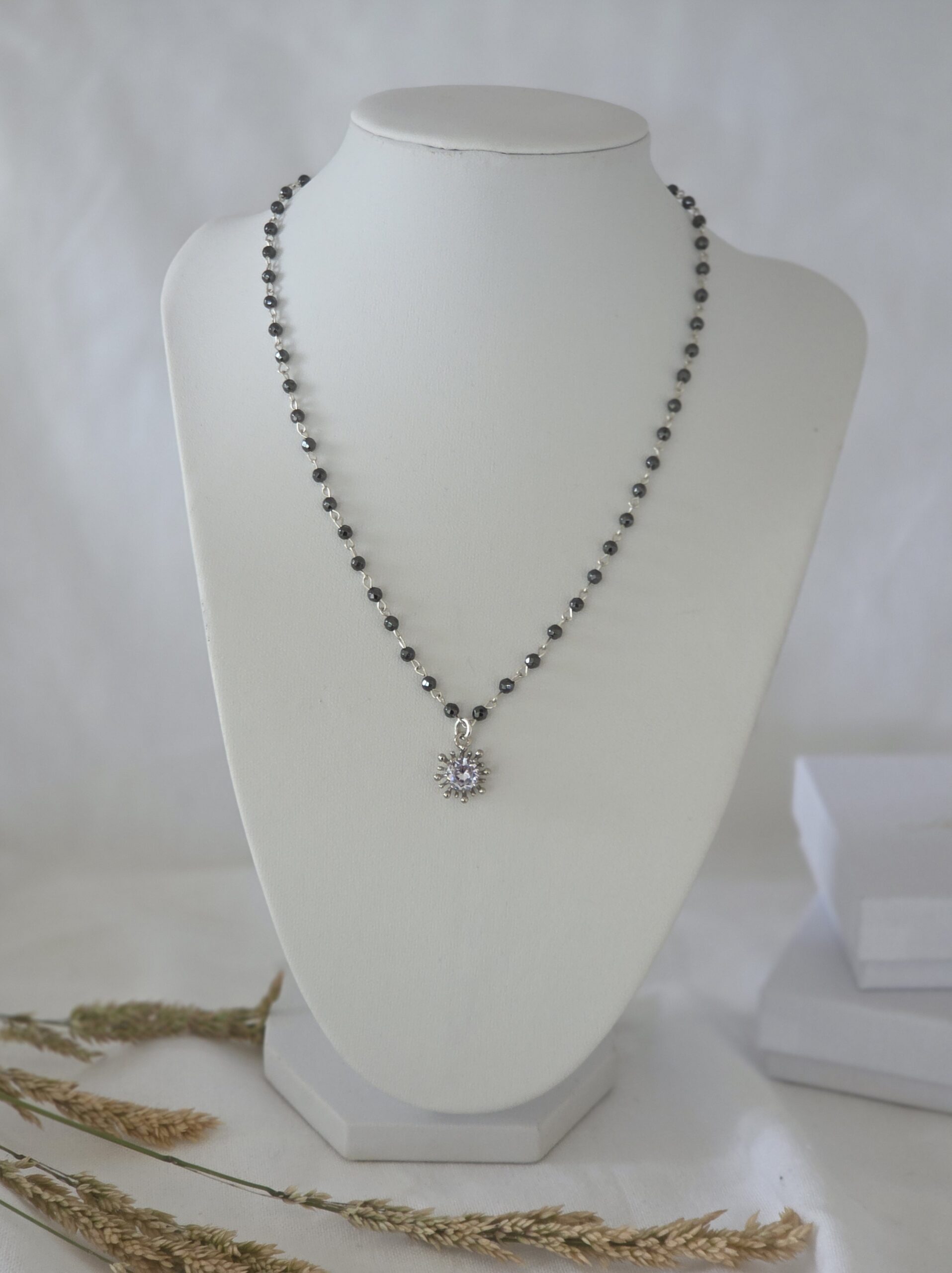 Halsband PÄRLA, hematit | LillieCharlotte